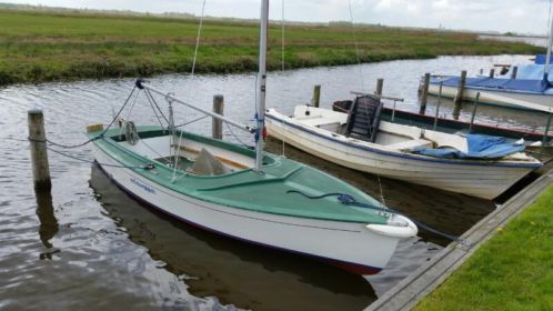 Volksboot met buitenboordmotor te koop.