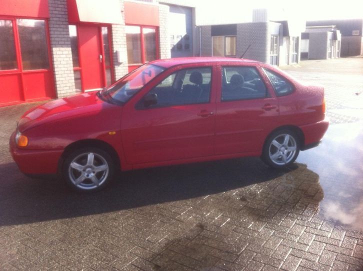 Volkswagen Polo 1.4 Sedan 44KW 2000 Rood