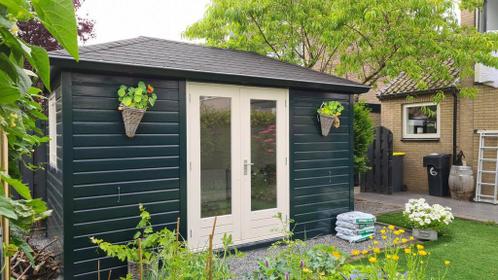 Volledig gesoleerd tuinhuis. Ramen en deuren met dubbelglas