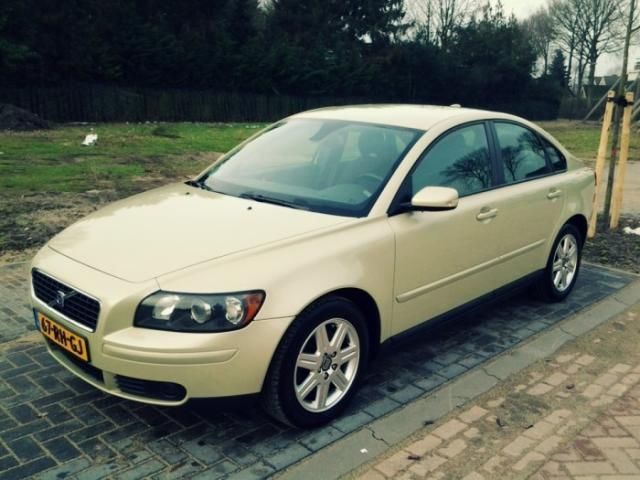 Volvo S40 2.4 Momentum  Climma  Parrot  Dealer onerhouden