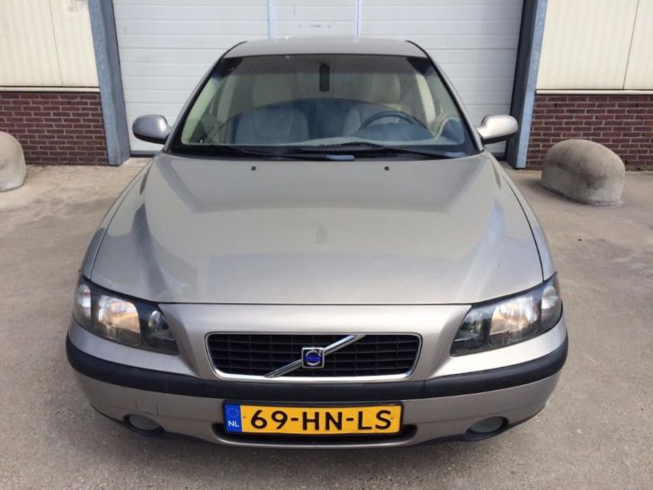 Volvo S60 2.4 140PK 2001 Beige