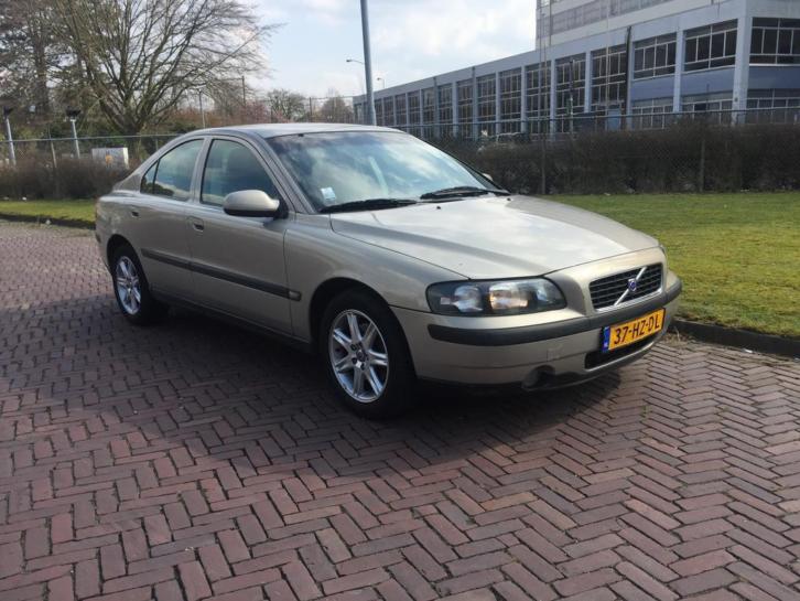 Volvo S60 van mijn Opa - 2.4 140PK AUT 2002 Beige