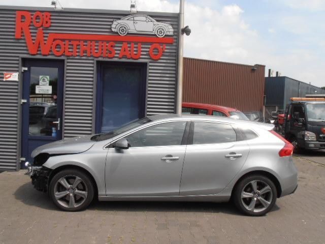 Volvo V40 D3 Momentum Geatronic autom.150 PK Lichte Schade