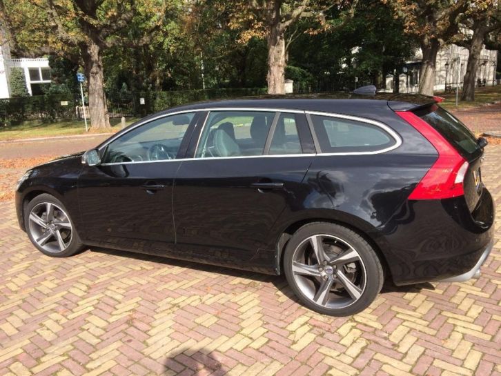 Volvo V60 2.0 D3 AUT 2011 Zwart R-Design