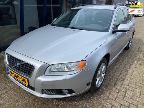 Volvo V70 2.5FT Momentum 230PK H.LEER  ECC  PDC  TREKHAAK