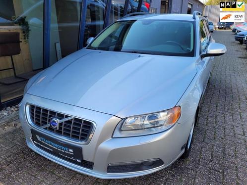 Volvo V70 2.5FT Momentum Automaat H.LEER  XENON  TREKHAAK