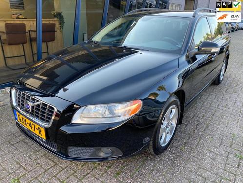 Volvo V70 2.5FT Momentum Automaat H.LEER  XENON  TREKHAAK