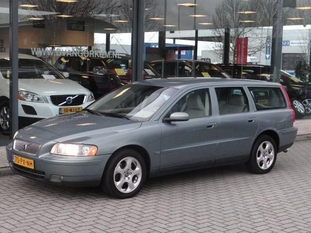 Volvo V70 2.5T 210Pk Momentum Geartronic Automaat Leder Crui