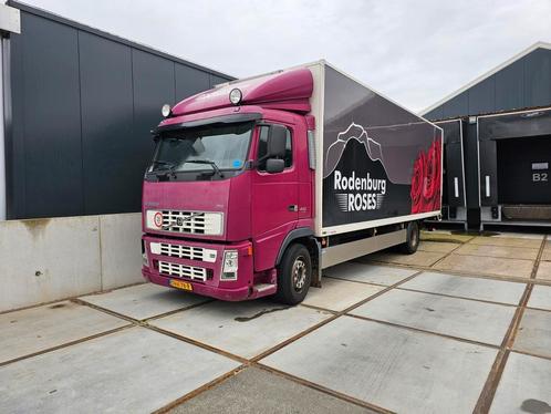 Volvo vrachtwagen motor kapot bakwagen