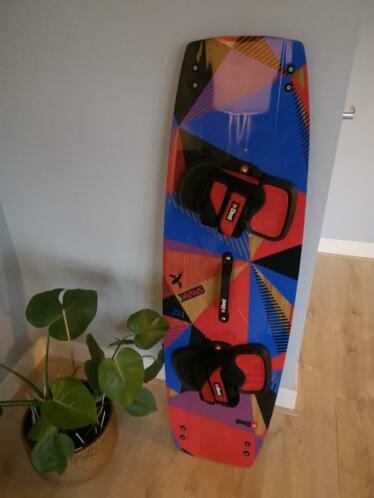 Vrijwel nieuw kiteboard incl straps  vinnen