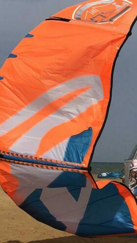 Vrijwel nieuwe oranje F-One Bandit 6m kite only