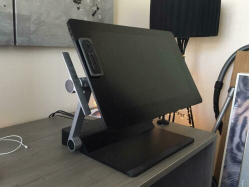 Wacom Cintiq Pro 24 Creative Pen Display  Wacom Ergo Stand