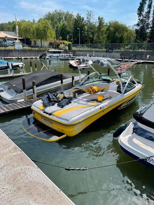 Wakeboard boot Moomba V8 incl. Trailer