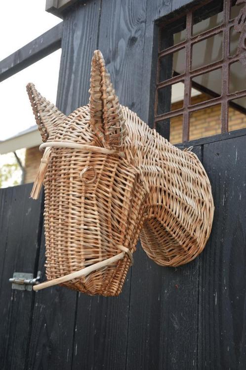wanddecoratie van een paardenhoofd gemaakt van rotan riet