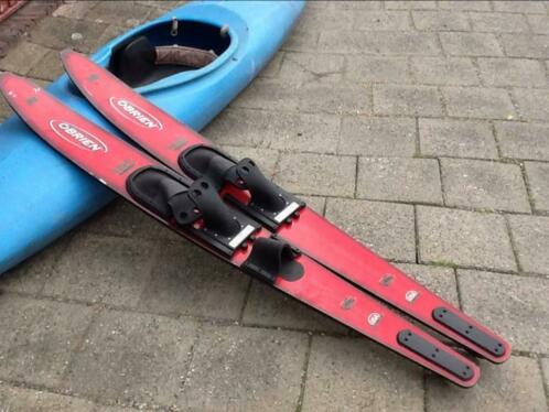 Waterski039s kleur rood met bindingen verstelbaar in maat