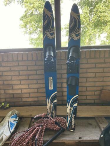 Waterskis met skitouw merk base goede staat