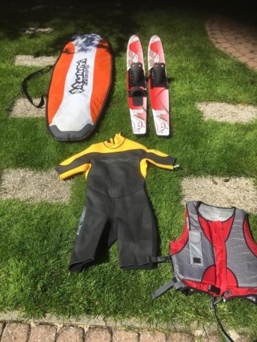 Waterskiset, wetsuit, zwemvest als nieuw