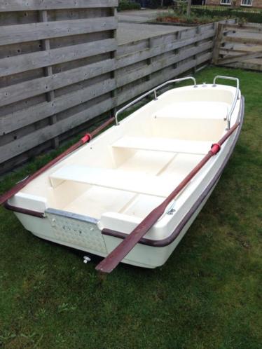 Wato 300 met peddels en rvs reling, boot weegt 100kg
