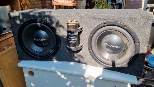 Wedstrijd subwoofer met kist en versterker