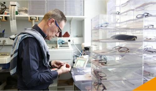 Werkplaatsmedewerker opticienWorkshop employee optical shop