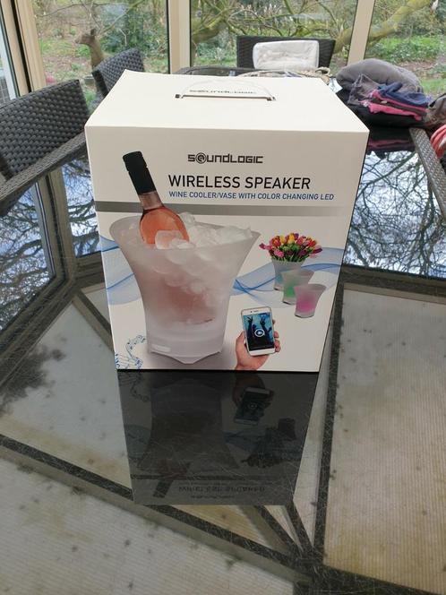 Wijncooler met wireless speaker.
