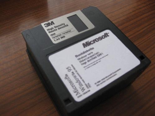 Windows 95 dos staat op 15 diskettes.