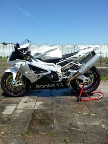 Witte Aprilia RSV (met roze accenten)