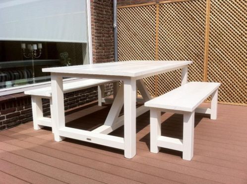 Witte buitentafel amp 2 bankjes 240 x 100 x 77cm