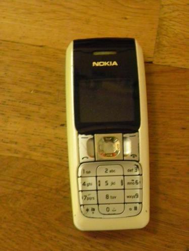 witte nokia 2310 met oplader en autolader