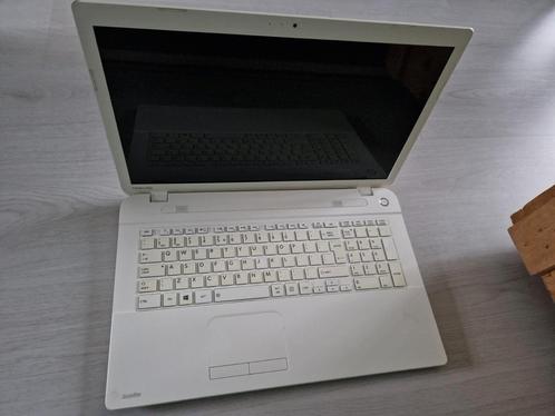 Witte Toshiba 17 inch laptop