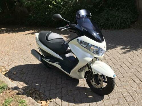 Witte zo goed als nieuwe Suzuki Burgman 200