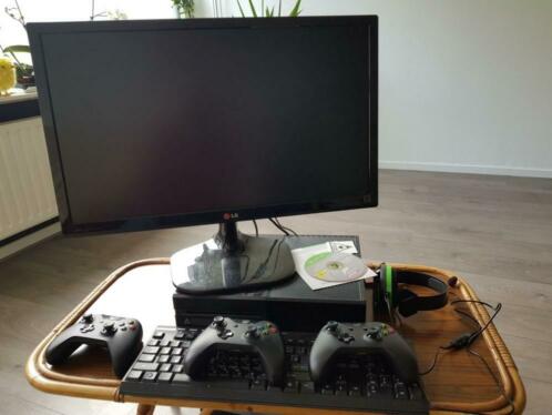 Xbox one. LG 24MP55HQ-P. 3x Xbox controller.