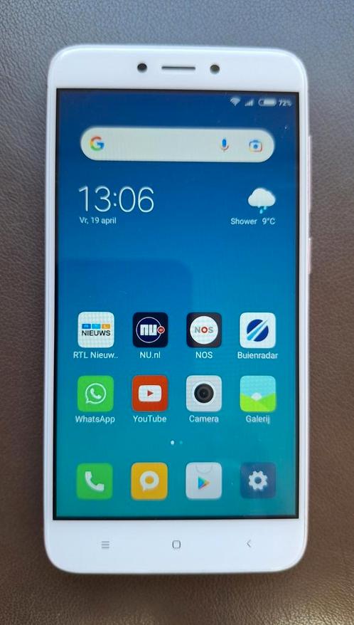 Xiaomi redmi 4x smartphone met oplader.
