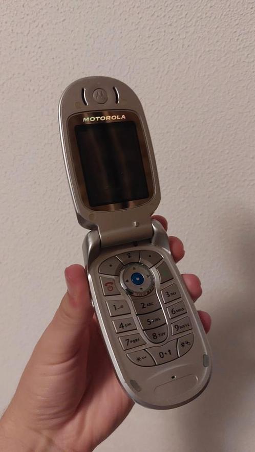 Y2K Motorola flipphone Vintage  retro