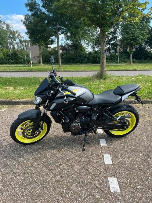 Yamaha mt07 akrapovic matt grey fluo.