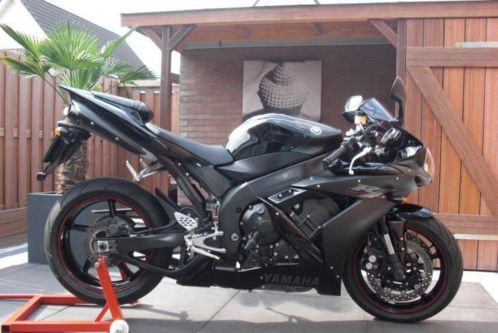 Yamaha R1 black raven