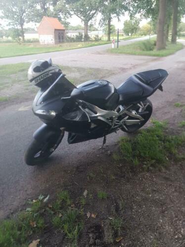 Yamaha r1 met raar geluid in blok (tik)