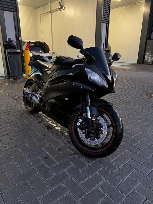 Yamaha R6 2006 black met Carbon AKRAPOVIC