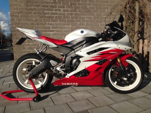 Yamaha R6 2006 met Witte velgen  Akrapovic  Xenon