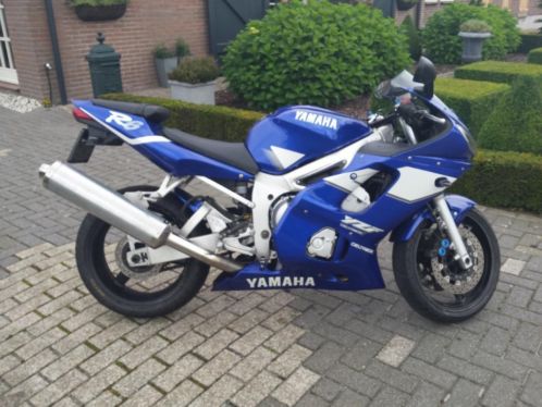 Yamaha R6 goed onderhouden met (bijna) nieuwebanden