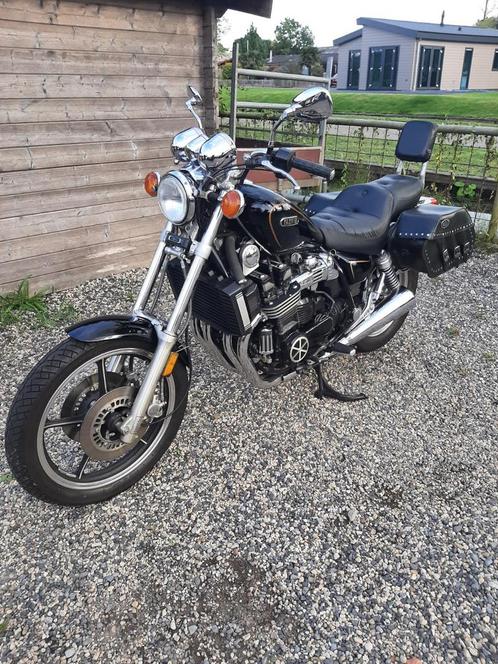 Yamaha XJ700J Maxim met motorhoes en remschijfslot.