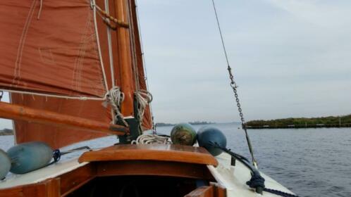 Zeegrundel stalen platbodem van 7,75 met 20 pk diesel