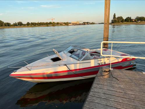 Zeer betrouwbare speedboot met aanhanger en nieuw afdekzeil