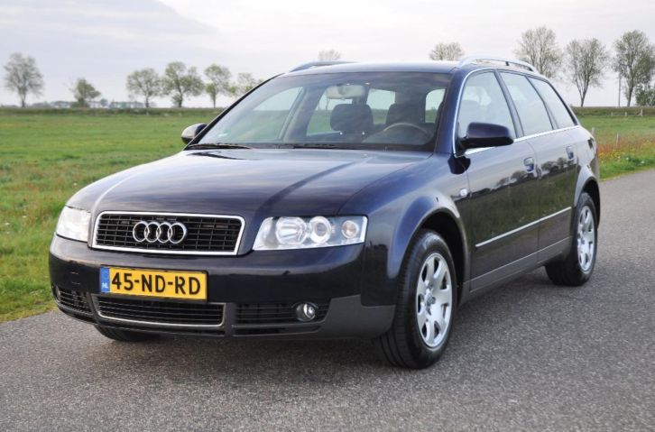 Zeer goede Audi A4 Avant 2.0-20 v 130 pk donkerblauw 2003