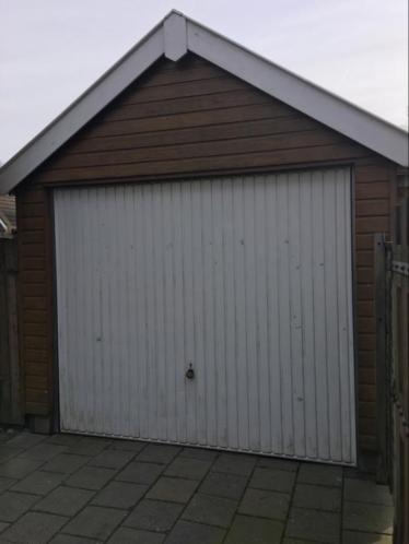 Zeer grote garage met aanbouw