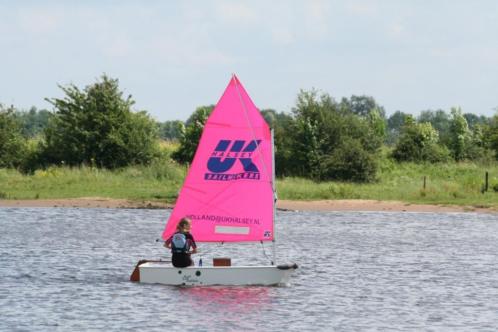 Zeer mooie optimist, zeer compleet en vaarklaar