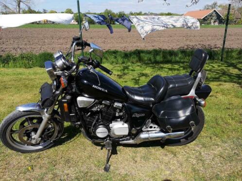 Zeer mooie zwarte Honda Magna vf 700 uit 1985