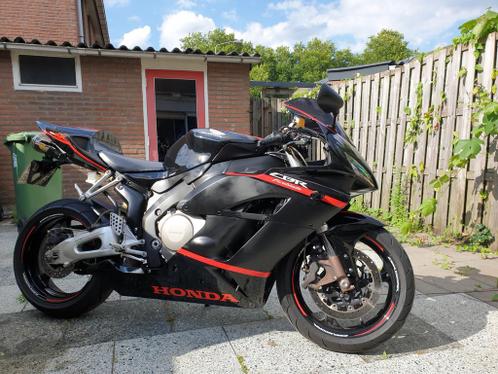 Zeer nette en betrouwbare Honda cbr fireblade 1000RR.