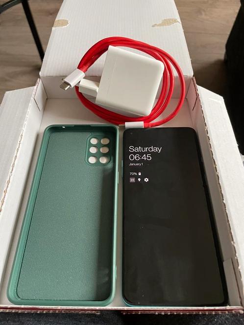 Zeer nette groene Oneplus 8T inclusief softcase en snellader