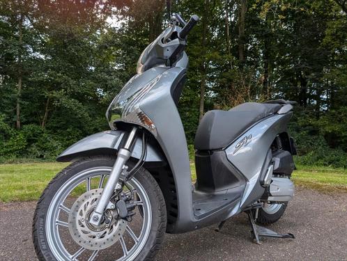 Zeer nette honda sh 150 i  (2014 - 9400KM) volledig malossi